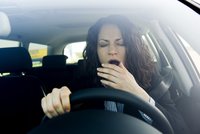 Proti usnutí za volantem rádio ani otevřené okno nepomůže. Co naopak ano?