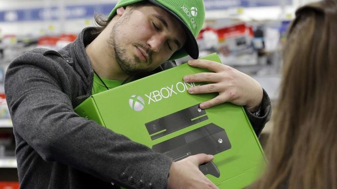 Unavený majitel nové konzoly Xbox musel na svou hračku vystát dlouhou frontu.