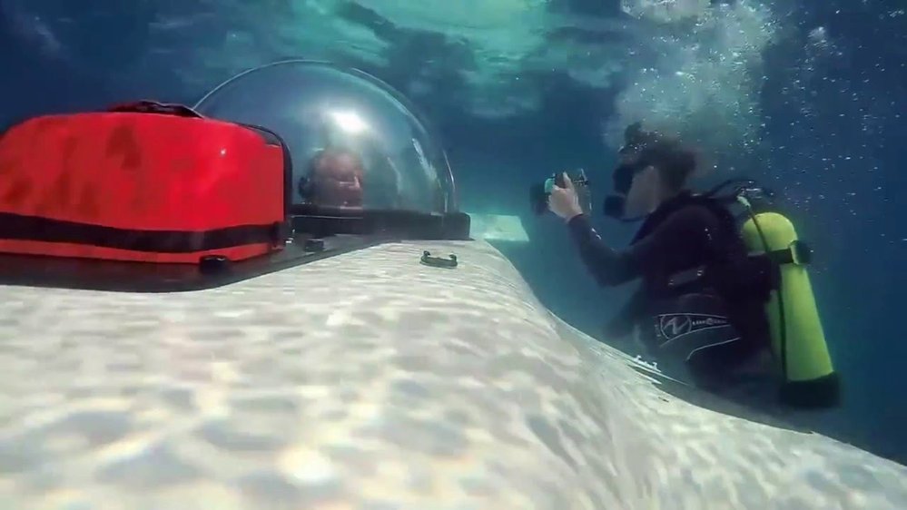 Ponorka Undersea Aquahoverer  je vybavena šesticí lodních šroubů – dva jsou vepředu a čtyři vzadu. Díky nim manévruje do všech směrů nebo se vznáší na místě