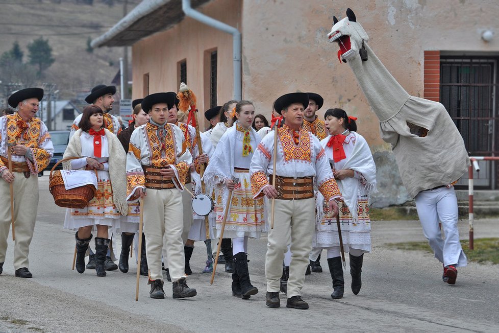 Folklór na Slovensku. Na snímku je tradiční akce zvaná Fašiangy