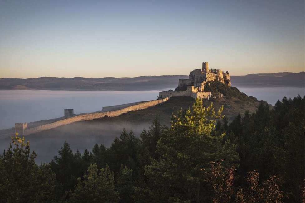 Spišský hrad a jeho okolí působí jako z pohádky