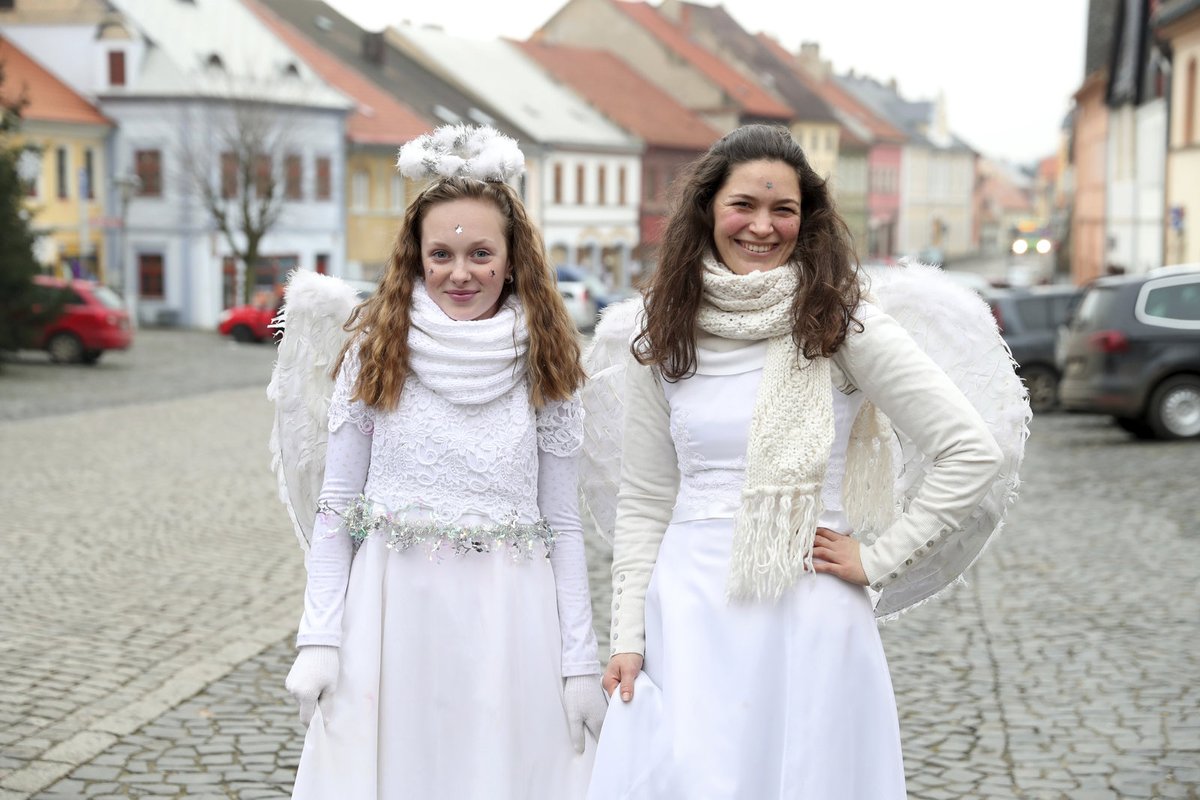  Andělé rozdávají pozdravy, které každého z návštěvníků zahřejí u srdíčka. 