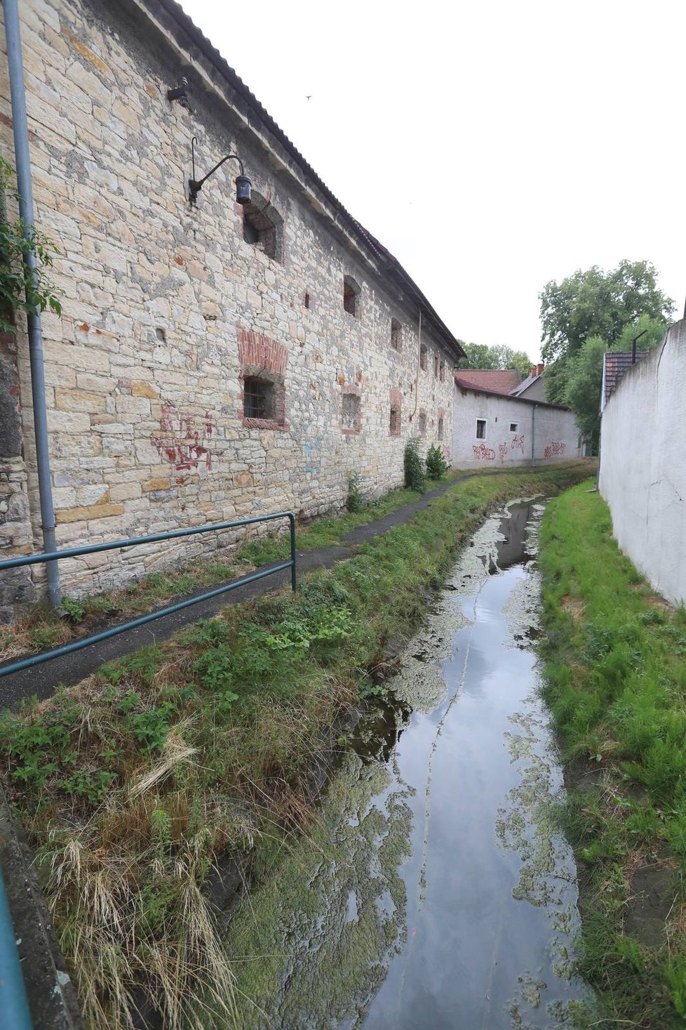 Ačkoliv nepatří mezi ty největší toky, na Únětickém potoce stály vůbec první vodní mlýny v Čechách.