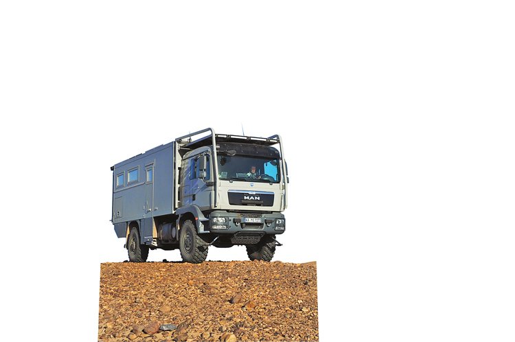 Karavan vznikl z drsného nákladního vozu MAN TGM 18.340 4×4