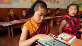 Malí mniši v klášterní škole Phochu Dumra, kteří se učí anglicky pomocí učební aplikace na tabletech.