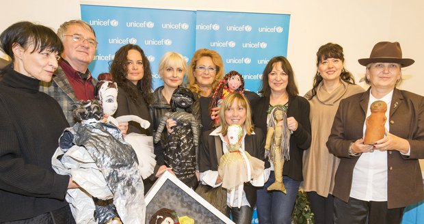 Slavní představili svoje panenky pro UNICEF.