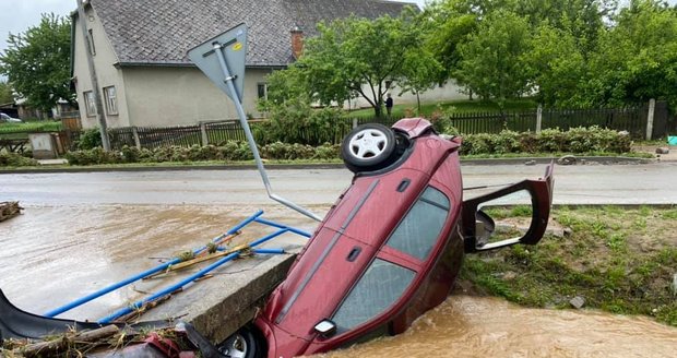 Obec Uničov byla masivně zasažena povodněmi. Lidé sdílí snímky převrácených aut i dodávek (8.6.2020)