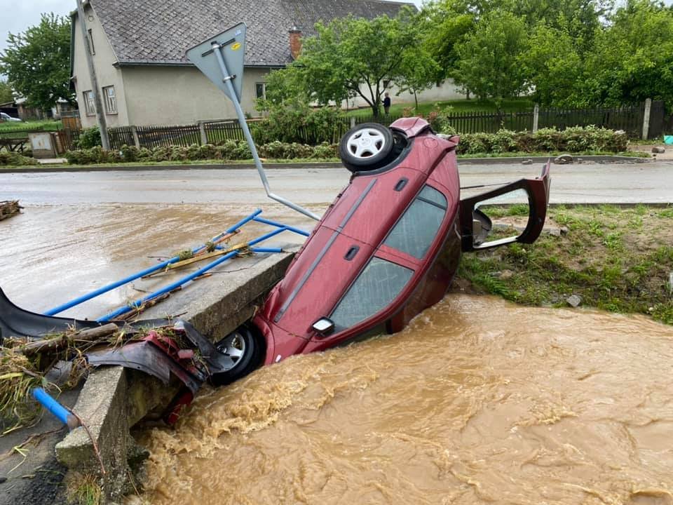 Obec Uničov byla masivně zasažena povodněmi. Lidé sdílí snímky převrácených aut i dodávek. (8.6.2020)