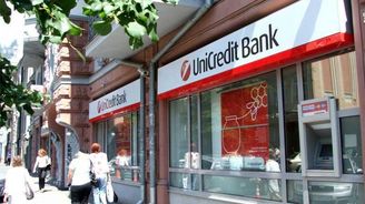 UniCredit Bank ztrojnásobila zisk. Letos už neodepisovala řecké dluhopisy