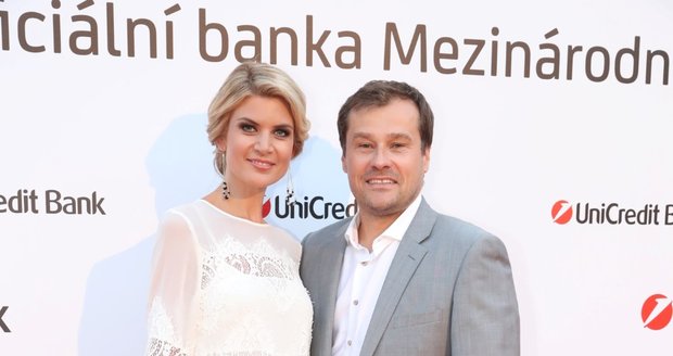 Unicredit party ve Varech: Iveta Lutovská Vítová s manželem Jaroslavem Vítem