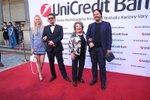 UniCredit Party 2023: Red carpet nejluxusnější party Varů - Jiřina Bohdalová s vnuky