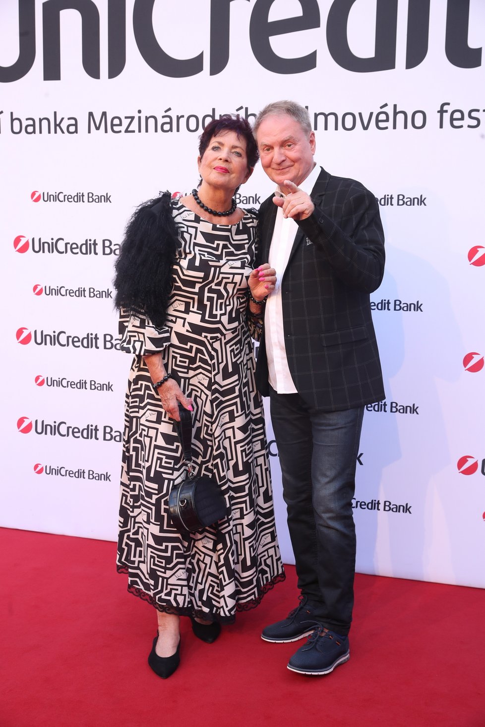 UniCredit Party 2023: Red carpet nejluxusnější party Varů - manželé Jančaříkoví