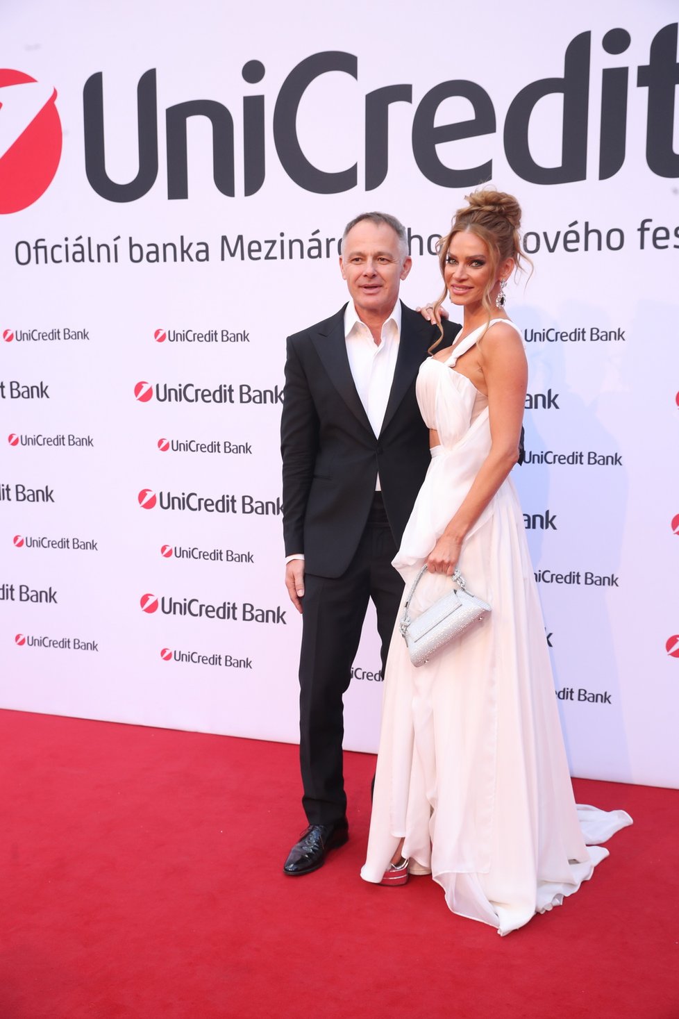 UniCredit Party 2023: Red carpet nejluxusnější party Varů - Andrea Verešová s manželem