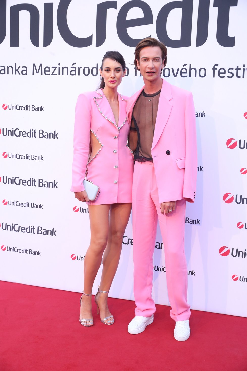 UniCredit Party 2023: Red carpet nejluxusnější party Varů - návrhář Jakub Poner a Kristýna Schicková