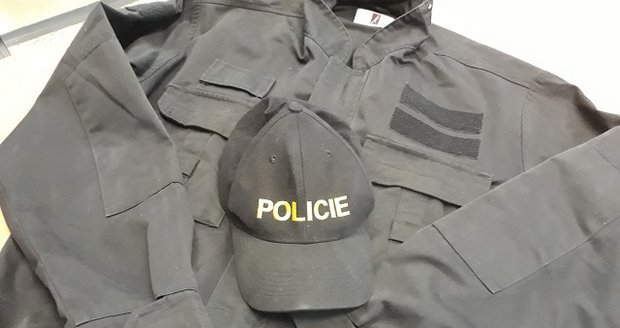 V tomto oblečení chodil falešný policista na Znojemsku.