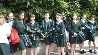 Genderové šílenství: Anglické školy povolily pětiletým klukům uniformy se sukní