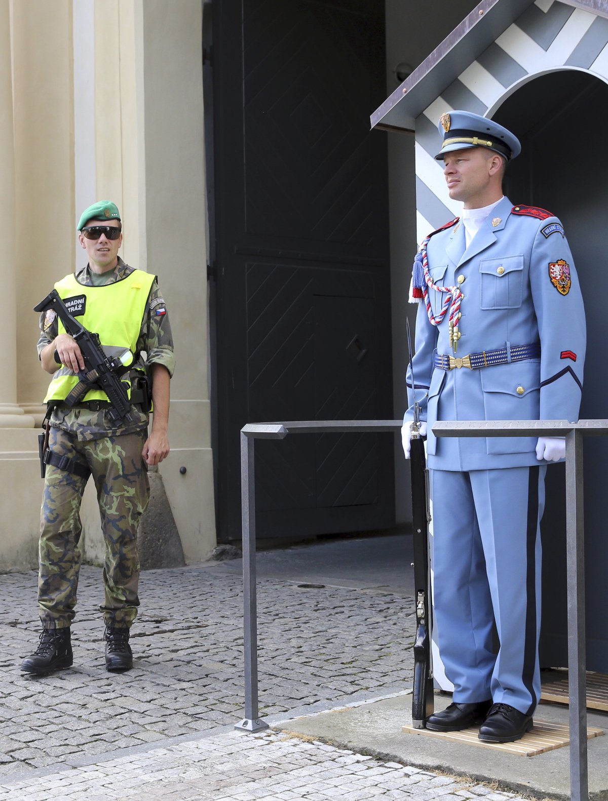 V současné době vojáci Hradní stráže nosí jak reprezentativní uniformy, tak maskáče.