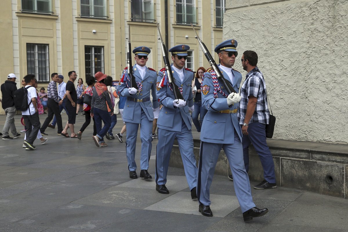 V současné době vojáci Hradní stráže nosí jak reprezentativní uniformy, tak maskáče.