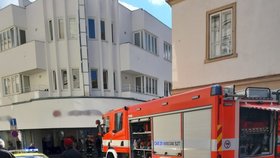 Šest lidí skončilo v úterý dopoledne v péči záchranářů kvůli úniku neznámé látky v bance v Kovářské ulici ve Znojmě.