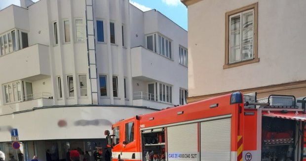 Šest lidí skončilo v péči záchranářů kvůli úniku štiplavé látky v bance v Kovářské  ulici ve Znojmě.