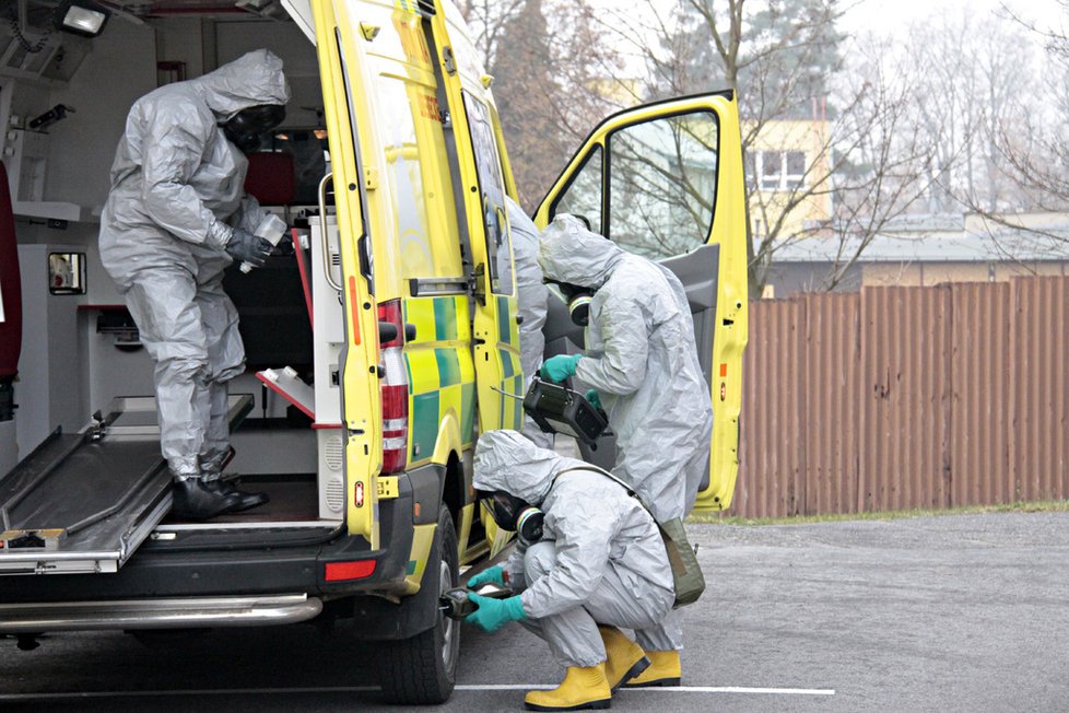 Dekontaminace sanitek z Hamru prováděla armáda