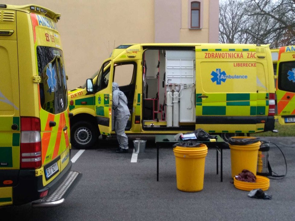 Dekontaminace sanitek z Hamru prováděla armáda