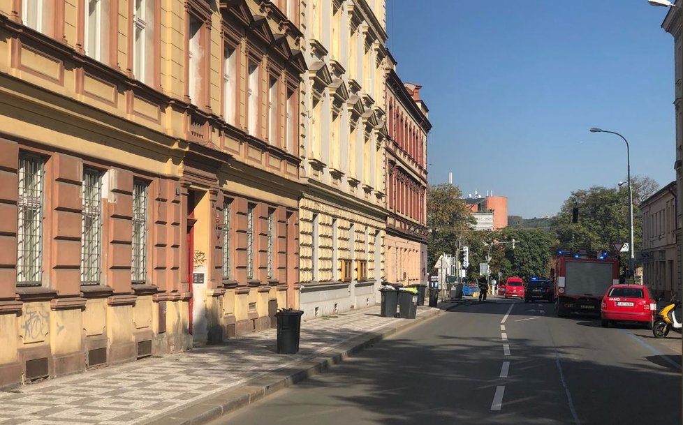 Celý trakt v ulici U Výstaviště až po žel. viadukt je vyklizen