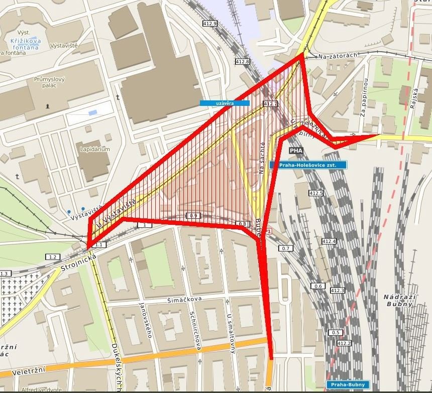 Mapa nejaktuálnější uzavírky (z 11:20). S ohledem na bezpečnost nezúčastněných osob rozšířili policisté bezpečný perimetr uzávěry až do ulice Železničářů a dalších.