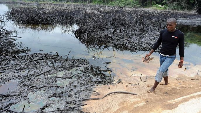 Únik ropy v deltě Nigeru (snímek z roku 2010). Místní komunitě Bodo za něj Shell zaplatí 55 milionů liber.