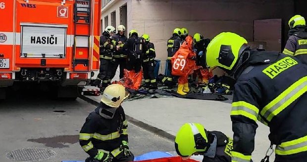 Hasiči zasahovali ve Studentské ulici v Brně kvůli úniku žíraviny. Hasiči zasahovali ve Studentské ulici v Brně kvůli úniku žíraviny.