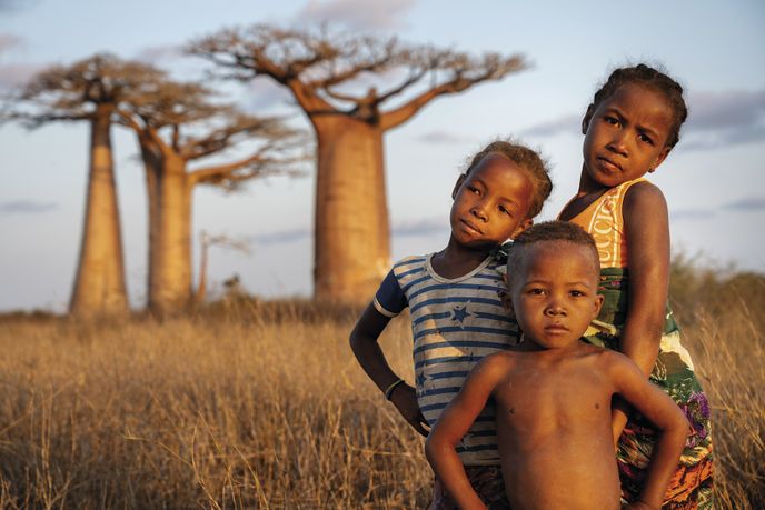Madagaskar je „mladý“ ostrov. Více než 40 procent z téměř  27 milionů jeho obyvatel tvoří děti do čtrnácti let.