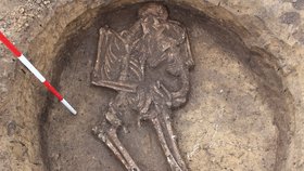 Nález hrobu ze starší doby bronzové u Vyškova archeology překvapil. Objetí matky s dítětem je pro toto období raritou.