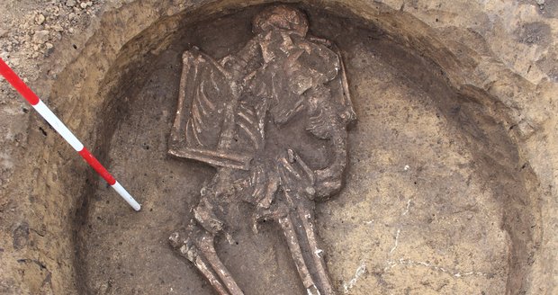 Nález matky s dítětem v náručí v hrobě ze starší doby bronzové archeology udivil a dojal. Nic podobného na Moravě ještě nenašli.