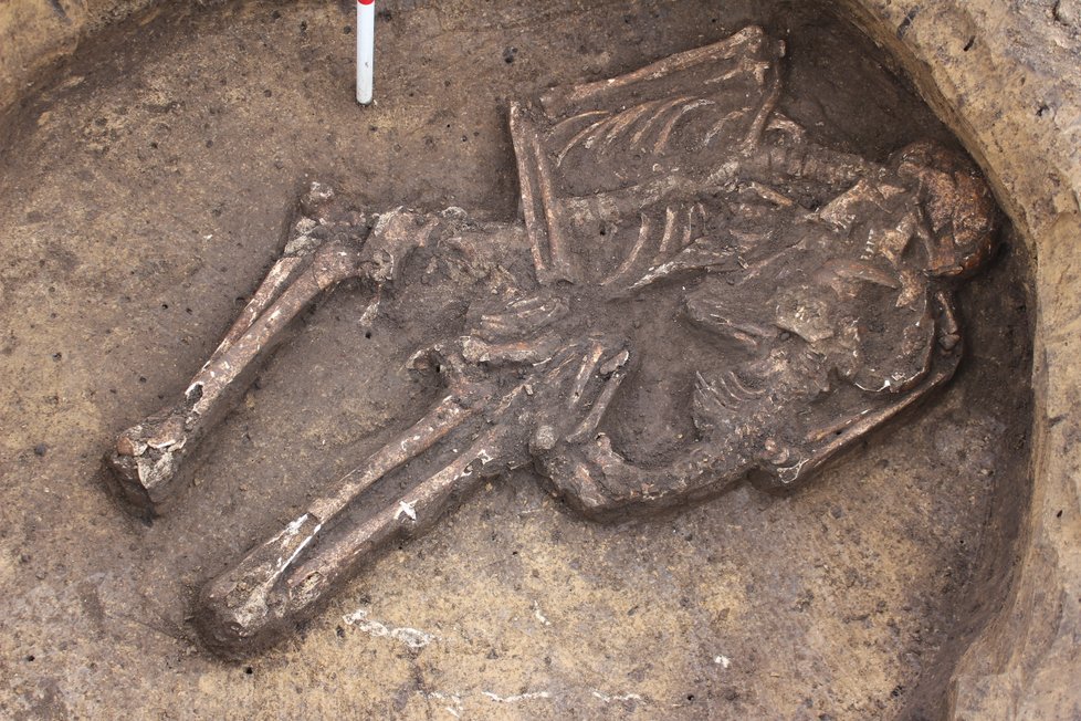 Nález matky s dítětem v náručí v hrobě ze starší doby bronzové archeology udivil a dojal. Nic podobného na Moravě ještě nenašli.