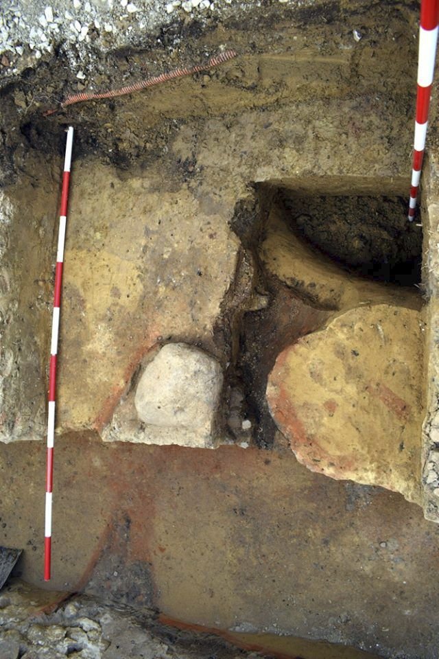 Archeologický tým z Masarykova muzea v Hodoníně našel trojici unikátních kachlů pod novodobou podlahou tzv. kyjovského zámečku.