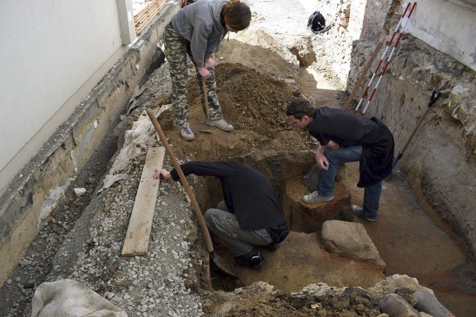 Archeologický tým z Masarykova muzea v Hodoníně našel trojici unikátních kachlů pod novodobou podlahou tzv. kyjovského zámečku.