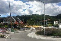 Blansko spojil tisícitunový most přes železnici a Svitavu: Stavbu odkládali 70 let