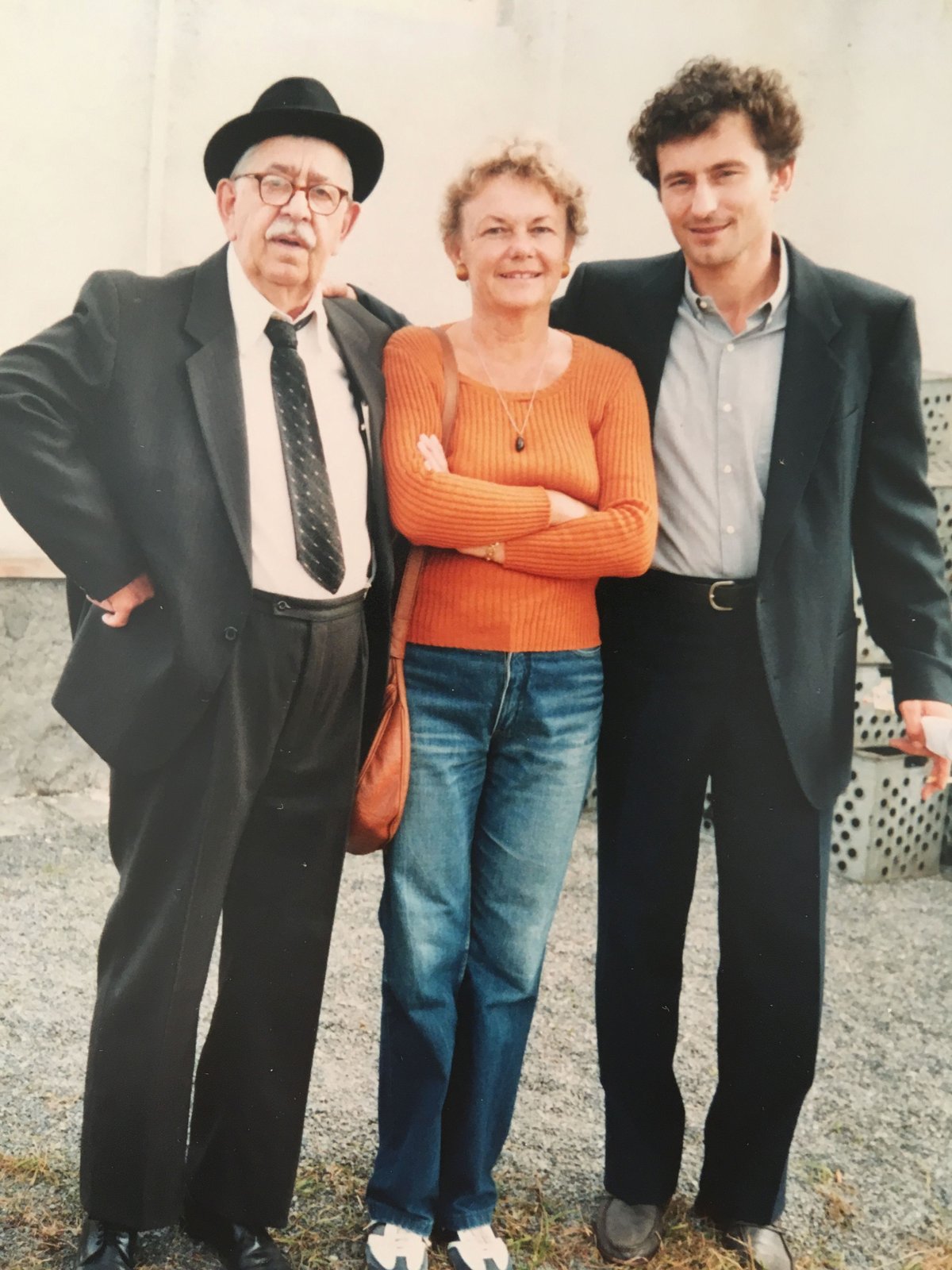 Vlastimil Brodský, Martinova maminka Marta a Ondřej Vetchý při natáčení pokračování Rodáků v Bystrém v roce 1998.