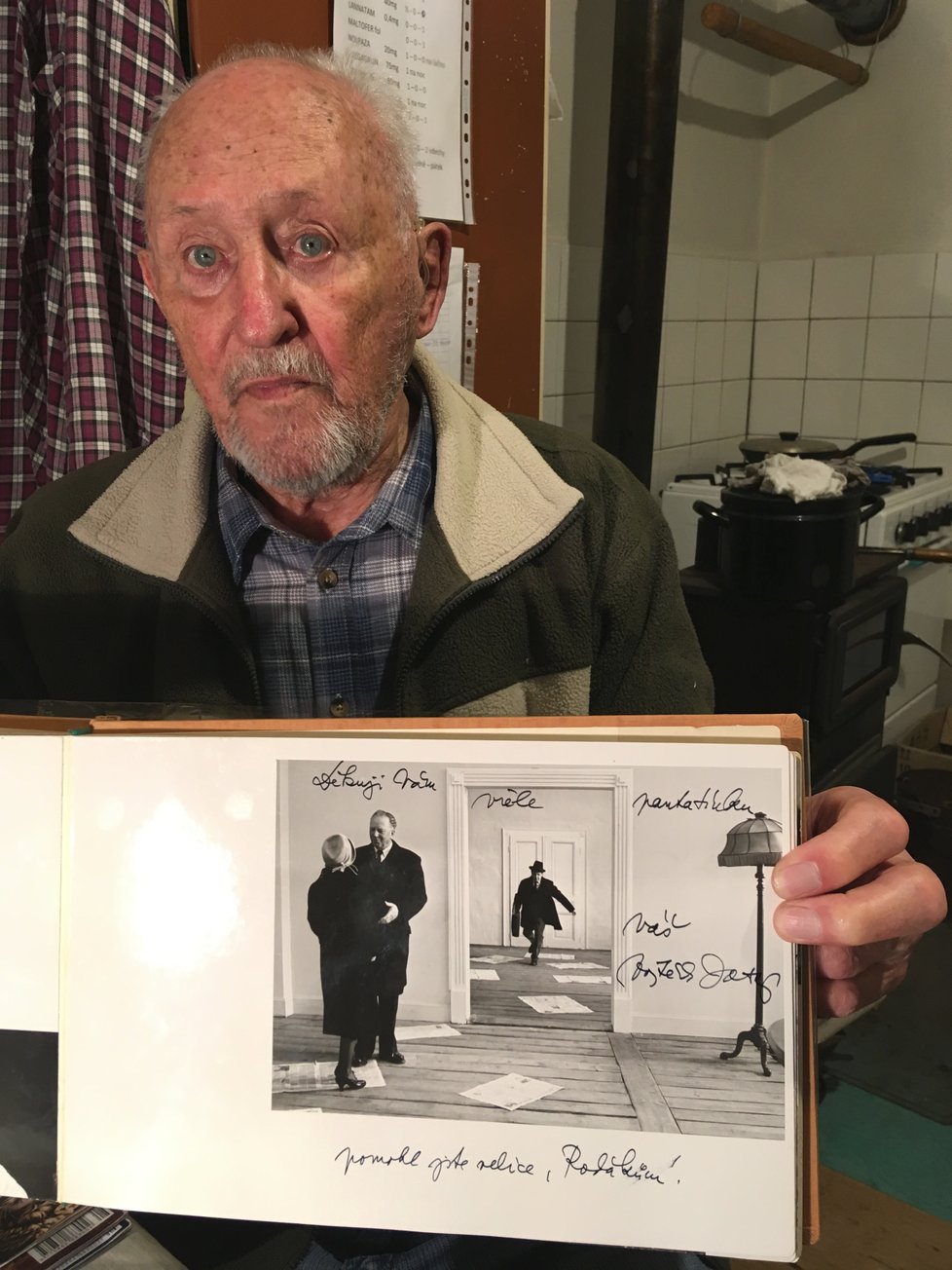 Pamětník Zbyněk Unčovský (89) s fotografií zachycující jeho tátu, velkého ochotníka, v epizodní roli slavného filmu. Režisér Vojtěch Jasný bydlel během natáčení v jejich domě.