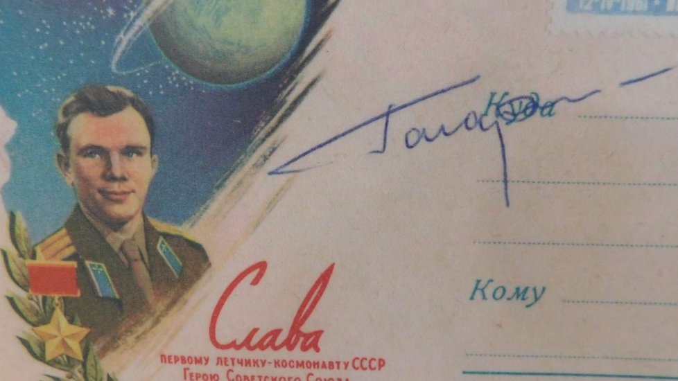 Pohlednice s podpisem prvního kosmonauta ve vesmíru Jurije Gagarina.