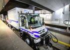 Mercedes-Benz Unimog si poradí i se soupravou metra  