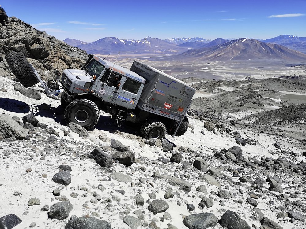 Dvojice terénních náklaďáků Unimog pokořila světový rekord. Vyšplhala se do výšky skoro 7&nbsp;kilometrů v neprostupných chilských Andách