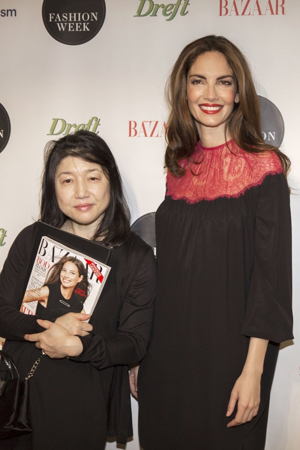 Hvězdy roku 2013: Usměvavá návrhářka Hirono prezentující se pod jménem Saphir East a supermodelka Eugenia Silva, jež některé její modely na slavnostním zahájení Fashion Weeku předvedla.