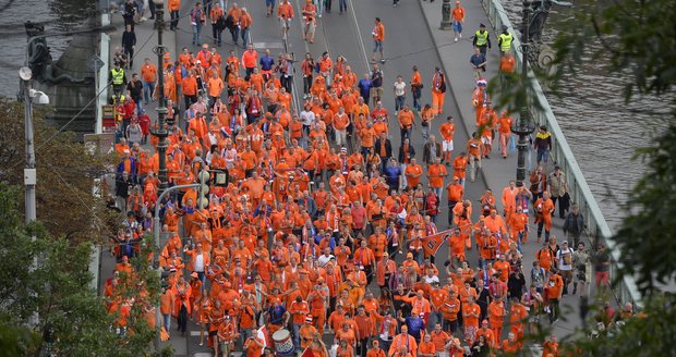 Prahou se prohnala oranžová vlna holandských fanoušků.