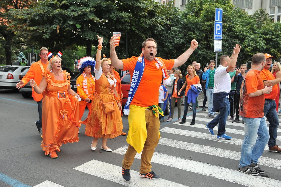 Jen co holandští fanoušci spatřili české krásky, vrhli se na ně.