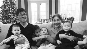 David Dao s manželkou Teresou a vnoučaty.