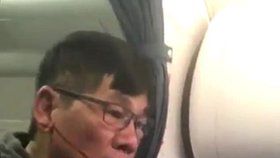 David Dao, kterého ochranka United Airlines surově vynesla z auta.