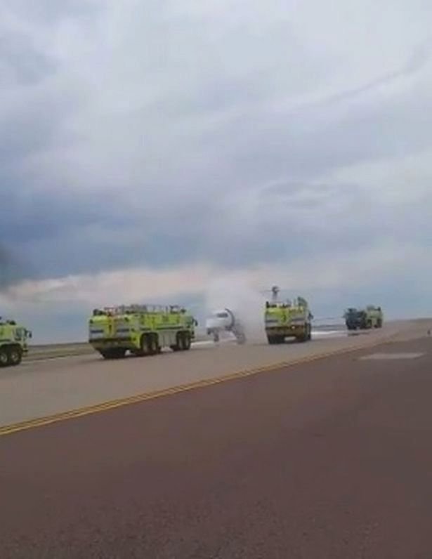 Stroj United Airlines skončil po přistání v plamenech.