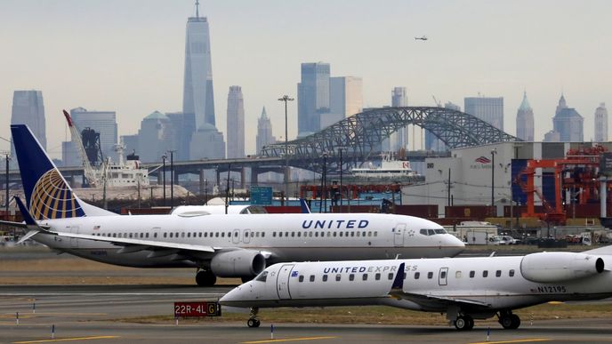 United Airlines zvažují, že propustí polovinu zaměstnanců.