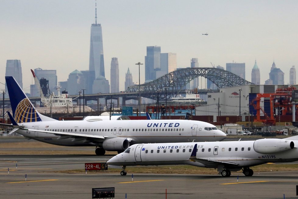 United Airlines zvažují, že propustí polovinu zaměstnanců.